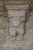 <center>Galerie Sud</center>Personnage couronné et grotesque pliant sous l'effort, les mains aux genoux.