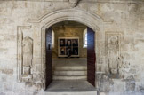 <center>Galerie Sud</center>Sur cette galerie s'ouvre la porte qui conduisait au réfectoire, décorée par un très bel arc surbaissé dont l'extrados, mouluré d'un tore assorti d'un talon, se retourne en formant imposte. De chaque côté de la porte, deux niches de même profil renferment deux statues en remploi. Leurs pieds reposent sur des socles à feuilles d'acanthe. Elles sont vêtues de tuniques à plis très fins rappelant un peu les statues de la galerie orientale d'Arles. La tradition des moines y voyait le comte Guillaume et la comtesse Adélaïde, bienfaiteurs insignes de l'abbaye, mais elles peuvent aussi représenter le roi Salomon et la reine de Saba, sans qu'on sache pour quelle partie de l'édifice elles avaient été primitivement prévues.