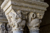 <center>Galerie Sud</center>Les queues de reptiles des dragons s'entrecroisent. Un chevalier armé de sa lance et d'un écu triangulaire, coiffé d'un heaume à panache, lutte contre une chimère.