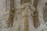 <center>Coin Est-Sud</center>Le pilier d'angle Sud-Est reçoit la retombée du doubleau sur une colonnette engagée, prenant la place du pilastre, surmontée d'un chapiteau à crochets. L'imposte du pilier forme une bague sur son fût. Tête de félin aux babines retroussées. Chapiteau à décor floral. Tête d'homme couronnée et cornue.
Les animaux, surtout, sont en grand nombre. Ils illustrent ce monde médiéval peuplé de bêtes et de monstres, une faune à la mesure de l'homme (ours, chameaux, béliers, âne) une nature sauvage et inquiétante (tarasques, dragons, chimères...) ou bien totalement fantaisiste comme ces faces humaines portant des cornes et côtoyant des diables entourés de flammes... Ces sculptures remarquables rappellent le cloître de la cathédrale Saint-Trophime d'Arles. Enfin, la richesse du décor (cannelures, feuilles d'acanthe...) témoignent du goût des moines pour la culture antique.