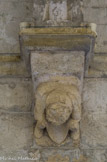<center>Galerie Sud</center>Doubleau comprenant un tore entre deux bandeaux qui retombe  sur le dos d'un petit personnage accroupi (moine ?).