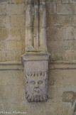 <center>Galerie Ouest</center>Doubleau orné de deux tores. Tête d'homme échevelée et barbue (le soleil ?).