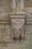 <center>Galerie Ouest</center>Doubleau composé d'un bandeau entre deux tores. Avant corps de taureau. Le taureau ailé est associé à Saint-Luc. Il peut être assimilé à la Passion Mais dans l'art roman les bovins gardent en général leurs sens païen du vice, de la gourmandise et de la violence