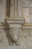 <center>Galerie Ouest</center>Tête d'ours : dans le bestiaire médiéval, l'ours représente la gourmandise et la luxure.