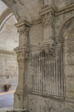 <center>Galerie Ouest</center>La retombée de l'arcdoubleau est reçue par un petit pilastre cannelé portant un chapiteau à feuilles de chou posé lui-même sur un pilastre engagé en saillie sur la composition. Son fût orné d'un fenestrage gothique est couronné par un chapiteau représentant le combat d'un lion contre un taureau entre un personnage féminin et une chimère (XIVe siècle).