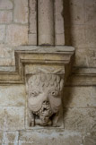<center>Galerie Ouest</center>Doubleau constitué d'un tore entre deux bandeaux. Monstre à gueule grande ouverte découvrant un personnage. Tarasque ? Légende de Sainte-Marthe rattachée è Tarascon.
La Tarasque, évocation provençale de Jonas et la baleine. La légende voulait que ce monstre, mi-dragon mi-lion, dévorât ceux qui voulaient traverser le marais du Rhône : dans le cloître, il est représenté avec une victime dans la gueule.