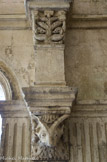 <center>Galerie Nord</center>Doubleau bifide chanfreiné, dont la retombée se fait, au Sud, sur un petit pilastre carré. La corbeille de son chapiteau est occupée tout entière par une vigoureuse tige sortant de feuilles à rebord perlé. Des têtes de monstres, dont la bouche laisse s'échapper des sortes de grosses pommes de pin, tiennent lieu de volutes. Au-dessous de l'imposte, un culot inséré dans le pilier supporte le tout. Il représente une tête de bouc à qui des serpents parlent à l'oreille; un rang de perles et pirouettes souligne l'abaque.