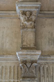 <center>Galerie Nord</center>Un doubleau chanfreiné descend sur deux pilastres superposés. Chacun d'eux est couronné par un chapiteau à feuilles d'acanthe où un masque humain aux yeux traités au trépan, tient la place du fleuron.  L'acanthe est un décor antique caractéristique du chapiteau corinthien.