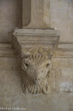 <center>Galerie Nord</center>Avant-corps de bouc, les pattes repliées, reçevant la retombée de l'arc doubleau chanfreiné. Deux doubles peltae décorent l'abaque. Les avants corps de quadrupèdes sculptés sur les consoles (fonction porteuse) apparaissent très souvent dans l'art roman particulièrement en Provence.
Le bouc représente la luxure. Dans la bible, il est aussi offert en sacrifice à l'expiation.