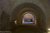 <center>La crypte de Saint Benoit.</center>Le transept est très long et relativement étroit. Côté nord, les arcs doubleaux renforcent la voûte en berceau, selon le mode de construction de l'Antiquité romaine utilisé dans les amphithéâtres. Cette robustesse permet de supporter le poids de l'abbatiale. Ces doubleaux ne possèdent comme seule ornementation qu'une imposte constituée par un bandeau et un cavet.