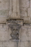 <center>Galerie Est</center>Personnage soutenant la retombée de l'arc doubleau composé d'un bandeau entre deux tores. Comme à Saint-Trophime d'Arles, les figures porteuses d'atlante (Atlas dans le monde antique) marquent profondément l'architecture de ce cloître.