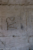 <center>La crypte de Saint Benoit.</center>Marques de tâcherons.