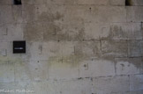 <center>La crypte de Saint Benoit.</center>Des pierres sont gravées de lettres majuscules, marques des confréries des tailleurs ou tâcherons.
