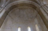 <center>L'abbatiale (XIIe siècle)</center>Voûte en cul-de-four de l'abside magnifiquement appareillée et sous-tendue par cinq nervures très plates issues du cordon de la naissance de la voûte et s'amortissant en demi-cercle contre le bandeau de la travée du chœur.