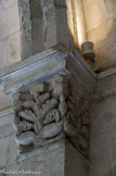 <center>Galerie Nord</center>Doubleau bifide chanfreiné. Une tête de monstre vomissant une pomme de pin.