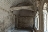 <center>Galerie Est</center>Galerie est, avec son arc-aqueduc. La voûte de la travée la plus méridionale est traversée par un curieux arc (XIVe siècle) sans fonction porteuse, creusé d'une gouttière, et qui est en fait un petit aqueduc conduisant une partie de l'eau recueillie par l'impluvium vers une citerne extérieure au cloître près de la tour-donjon. Il alimentait le logis de l'abbé construit au  XIVe s. entre la tour et l'église.