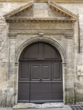 <center>Le Musée Réattu</center> La porte d’entrée, sur la rue du Grand-Prieuré, est surmontée d’un fronton à pan coupé datant du XVIIe siècle