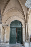 <center>Cloitre de St Trophime</center>Entrée du cloitre.