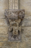 <center>Cloitre de St Trophime</center>galerie Nord. Console décorée d'un aigle. Doubleau fait d'un tore entre deux bandeaux.