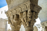 <center>Cloitre de St Trophime</center>galerie Nord. Le camp Israélites est symbolisé par deux rangs de têtes surmontées d'une tour sur laquelle on lit : filii hisrael. Chapiteau à décor de feuilles d'acanthe.