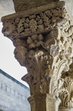 <center>Cloitre de St Trophime</center>galerie Nord. Quatre têtes  (deux masques humains, une tête de bélier et une tête de griffon) sortent de deux rangs de feuillage.