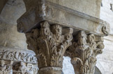 <center>Cloitre de St Trophime</center>galerie Nord. Chapiteau à trois rangs de feuilles d'acanthe. Chapiteau à deux rangs de feuilles d'acanthe. Deux têtes humaines forment les fleurons sur les faces latérales.