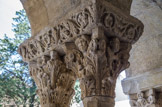 <center>Cloitre de St Trophime</center>galerie Nord. Chapiteau à deux rangs de feuilles d'acanthe. Trois têtes occupent la place du fleuron sur le dé.