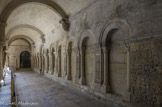 <center>Cloitre de St Trophime</center>Les galeries romanes sont couvertes de voûtes en berceau. Chacune des deux galeries romanes comprend trois travées séparées par des doubleaux.