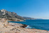 <center>La calanque de Marseilleveyre. </center>La calanque de Marseilleveyre dominée par la tête de Malvallon et la tête de la Mellette. Puis plus loin, la crête de Sormiou, le cap Canaille avec le rocher de l'Aigle de La Ciotat et au loin on devine le Cap Sicié.