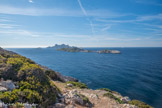 <center><center>Les îles.</center></center>Sentier de la douane. A gauche, le grand Conglué avec, devant, l''île plane ou Calsereigne, puis l'île du Riou avec, à sa droite, la petite île Moyade. Devant, l'île Jarre, et à sa droite, l'île Jaron.