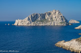 <center><center>Ile Maïre.</center></center>L'île Maïre, avec à sa gauche les Pharillons et à sa droite son Tiboulen. On aperçoit sur les sommets deux observatoires, l'un à gauche, l'autre à droite. Le chenal à droite est le passage des croisettes.