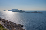 <center><center>Les îles.</center></center>A gauche, le grand Conglué avec, devant, l''île plane ou Calsereigne, puis l'île du Riou avec, à sa droite, la petite île Moyade. Devant, l'île Jarre, et à sa droite, l'île Jaron. La pointe, au premier plan est le Capelan.