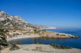 <center>La calanque de Marseilleveyre. </center>La calanque de Marseilleveyre dominée par la tête de Malvallon et la tête de la Mellette. Puis plus loin, la crête de Sormiou, le cap Canaille avec le rocher de l'Aigle de La Ciotat et au loin on devine le Cap Sicié.