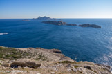 <center><center>La vigie. </center></center>Vue de la vigie. En bas, le Capelan, à gauche, l'îlot de la Mounine, l'île plane, le grand conglué, l'île du Riou, l'île Moyade, l'île Jare, l'île Jaron.