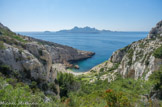 <center>Calanque de Podestat</center>Sur le sentier, au fond de Podestat, qui monte vers le col de la lèbre. Au fond, l'île Plane et celle de Riou, avec, à gauche, le Grand Conglué.