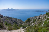<center>Vallon de Podestat.</center>A droite, l'île de Jarre. A gauche, les îles Plane et Riou.
