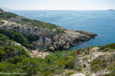 <center>Sentier de la douane</center>La calanque des Queyrons doit son nom aux amoncellements d'éboulements de falaises de formes parallélépipédiques qui la jonchent. En Provence, on appelle queyrons ou quérons les pierres taillées pour la construction de murs, ou les parpaings, les moellons, les blocs de béton. A droite, le Grand Conglué.