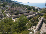 <center>Usine de l'escalette</center>Lieux de stockage du minerai qui était amené par des wagonnets roulant sur les murs.