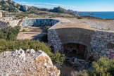 <center>Fortin des Goudes.</center>Au fond, le sémaphore de Callelongue. Dans le mur, une cavité pour stocker les munitions.