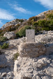 <center>Sentier rouge du CAF. </center>Borne miitaire.