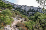 <center> Sentier du Président.</center>Vallon de l'Escalette, dominé par les falaises du sentier du Président.