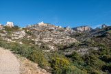 <center>Sentier rouge du CAF.</center>Ce sentier monte jusqu'au sommet de Marseilleveyre, passe par le col de la Selle, la fontaine de Voire et arrive sur la route de Sormiou, un peu plus bas que le col. A droite, le rocher des Goudes et le Rocher Saint Michel. Au centre le massif du Trou du Chat.