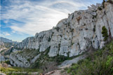 <center>Sous le plateau de l'Homme Mort.</center>Sentier qui descend vers le col de Sormiou