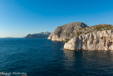 <center><center>Calanque de la Triperie.</center></center>Le cap Sormiou, et tout au fond, l'île de Jarrel'île de Jarre et le bout de l'île Maïre.