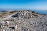 <center>Le sommet du mont Puget.</center>Au fond, le cap Canaille.