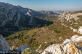 <center>Vue du sommet du col de Lun.</center>La route de Sormiou, les 3 chameaux,  la Cayolle, colline de Lun, plan de Miette.