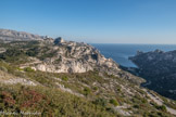 <center>Vue du sommet du col de Lun.</center>Massif du Puget, la Grande Candelle, Baou Rond, crêtes des Escourtines, calanque de Sormiou.