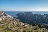 <center>Vue du sommet du col de Lun.</center>Calanque et crête de Sormiou.