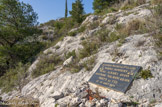 <center>Sur la route de Morgiou</center>Au départ de la route, plaque en souvenir de trois marins pompiers morts en 1979.