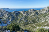 <center>Vue du GR.</center>Col du Pignet, îles de Riou, plane et Jarre. A droite, le col de Sormiou.